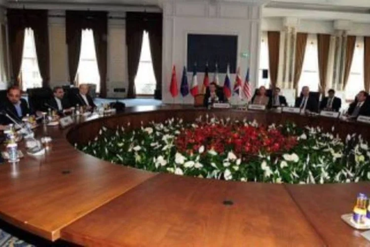 Líderes das seis potências mundiais e representante iraniano em reunião para negociar programa nuclear do Irã (AFP)