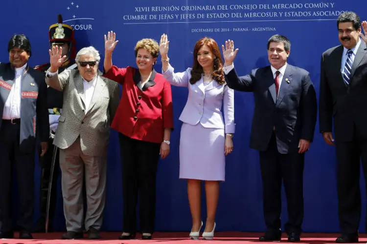 
	Mercosul: Dilma tamb&eacute;m cumprimentou os presidente Ra&uacute;l Castro e Barack Obama
 (Enrique Marcarian/Reuters)