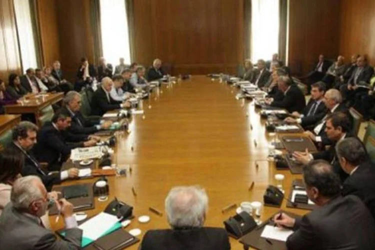 Gabinete do governo grego reunido no Parlamento: negociações continuam (AFP / Prime Ministers Office/ Vasilei)