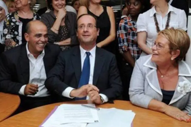 Membros do partido socialista francês, com o presidente François Hollande no centro (Remy Gabalda/AFP)