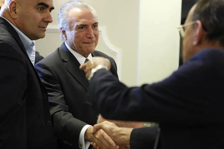 Vice-presidente da República, Michel Temer, cumprimenta outros peemedebistas durante reunião da Comissão Executiva com os representantes dos diretórios estaduais do partido, em Brasília (Divulgação/PMDB)