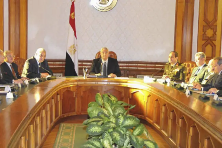 Presidente interino do Egito, Adly Mansour, discursa durante reunião com o novo governo encabeçado pelo primeiro-ministro Ibrahim Mahlab, e Cairo (Presidência do Egito/Divulgação via Reuters)