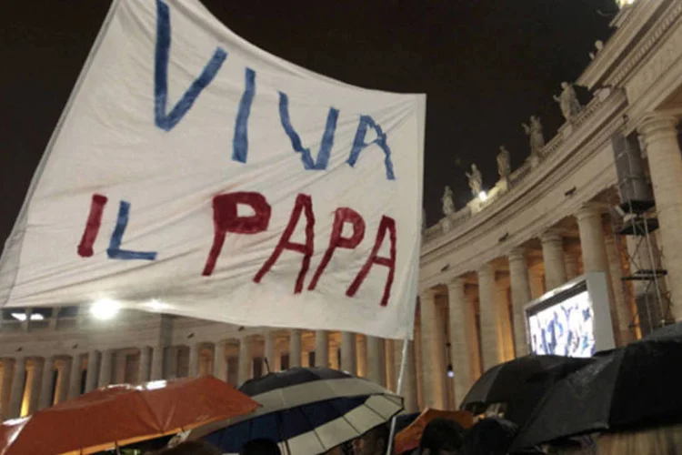 
	Pessoas se re&uacute;nem a espera do novo papa no Vaticano:&nbsp;o conclave mais longo da hist&oacute;ria foi aquele no qual foi eleito o papa Gregorio X, que durou 33 meses.
 (REUTERS/Giampiero Sposito)