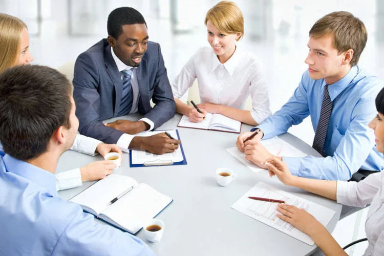A tomada de decisões em grupo é um desafio, mas com as técnicas certas, é possível aprimorar a colaboração e chegar a soluções mais eficazes. (Thinkstock)