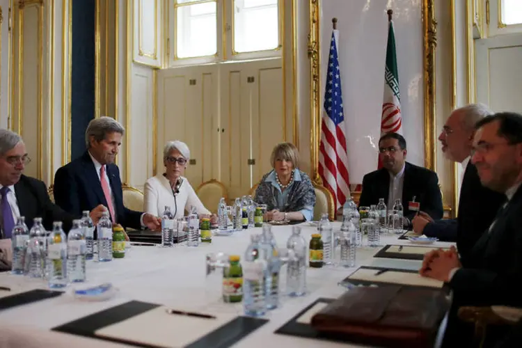 
	As conversas multilaterais sobre o programa nuclear do Ir&atilde; deveriam terminar antes da meia-noite de hoje
 (Reuters)