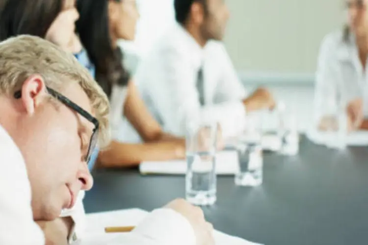 Executivo dorme em reuniao (GettyImages)