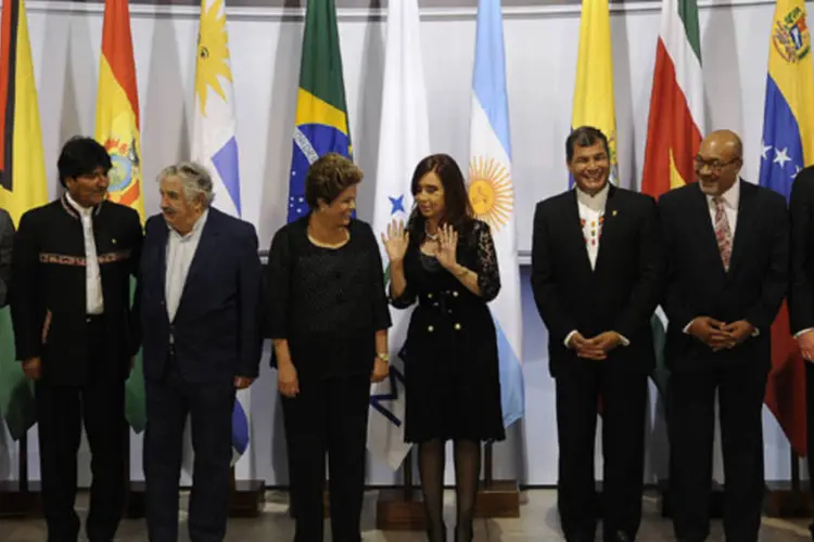 
	Presidentes posam para foto antes de reuni&atilde;o do Mercosul: &quot;A centraliza&ccedil;&atilde;o de compras no territ&oacute;rio brasileiro trouxe economia de at&eacute; 70% em alguns produtos&quot;
 (Wilson Dias/ABr)