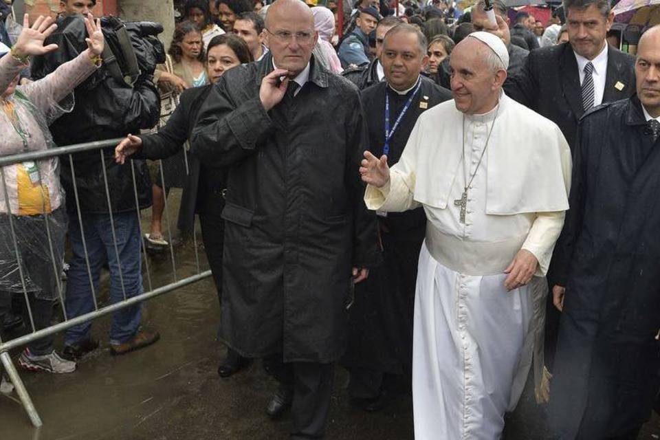 Papa segue na Avenida Atlântida para missa da Acolhida