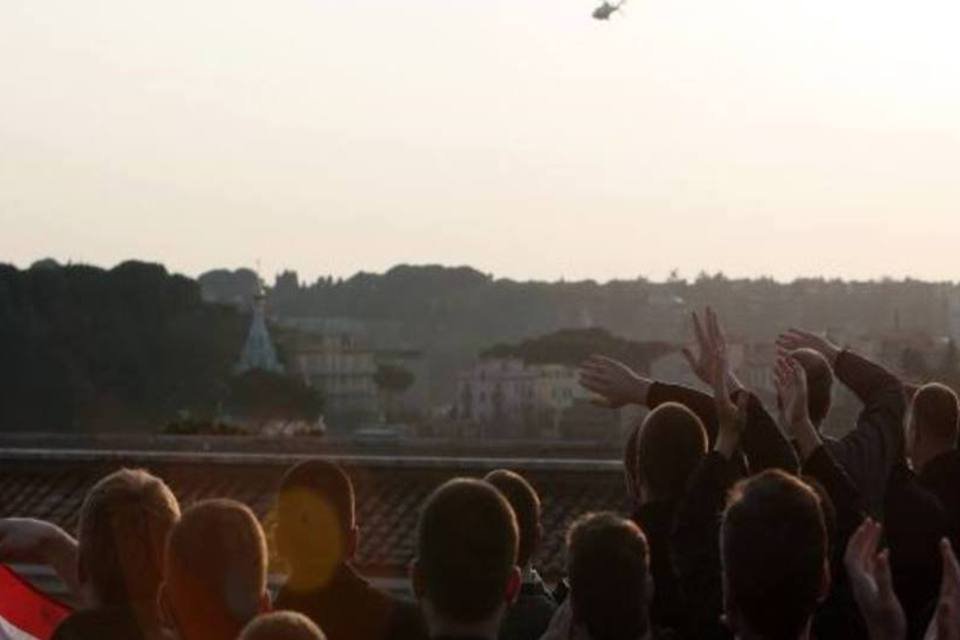 Peregrinos esperam Bento XVI em Castel Gandolfo