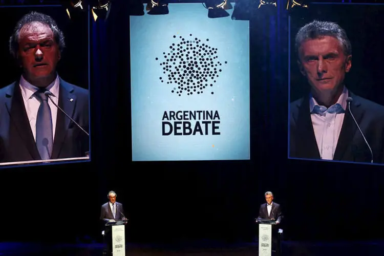 
	Candidato presidencial Daniel Scioli (esquerda) ao lado de seu rival, Mauricio Macri: Macri &eacute; um defensor do livre mercado
 (Marcos Brindicci/REUTERS)