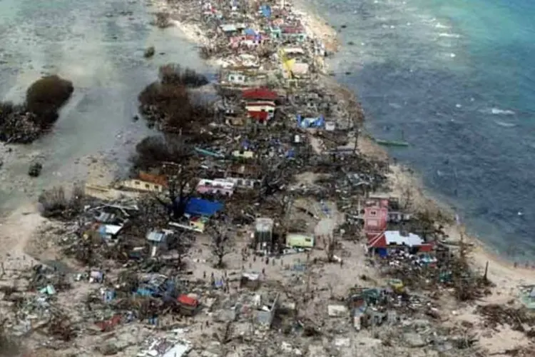 
	Vis&atilde;o a&eacute;rea de cidade costeira devastada pelo supertuf&atilde;o Haiyan, na prov&iacute;ncia de Samar, por&ccedil;&atilde;o central das Filipinas, 11 de novembro de 2013
 (REUTERS)