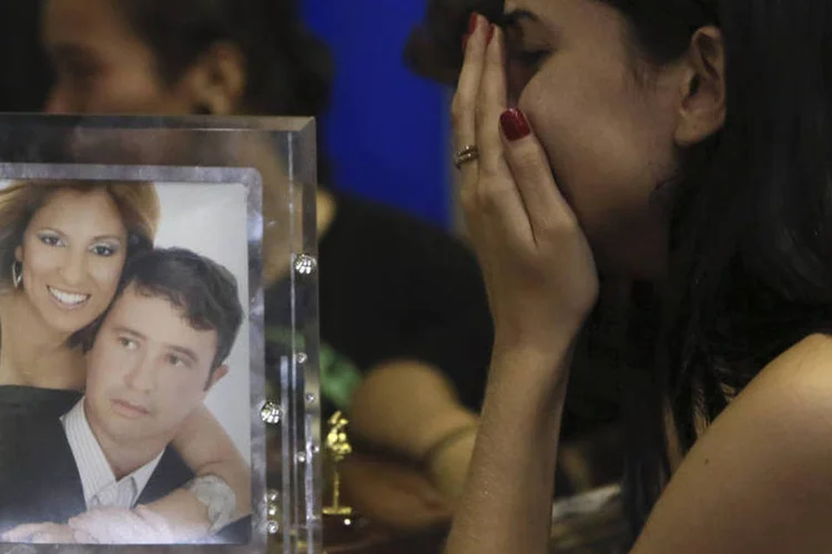 Familiares de vítimas do incêndio da boate Kiss choram suas perdas: muitos dos 231 mortos e 121 feridos eram alunos de faculdades da Universidade Federal de Santa Maria. (REUTERS/Edison Vara)