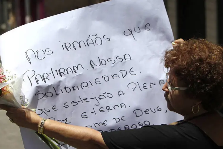 
	Cartaz em solidariedade &agrave;s v&iacute;timas do inc&ecirc;ndio: a universidade come&ccedil;ou a organizar hoje (4) o atendimento psicol&oacute;gico para as pessoas que estavam envolvidas no inc&ecirc;ndio.
 (REUTERS/Edison Vara)