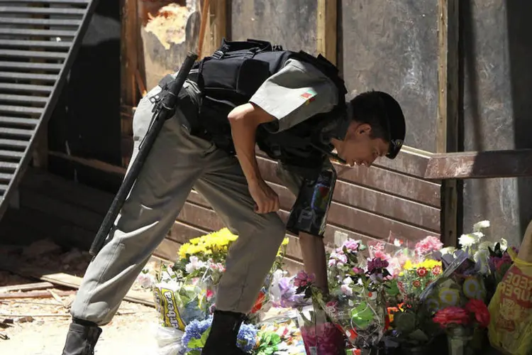 
	Policial deixa flores na entrada da boate Kiss: o poder p&uacute;blico tamb&eacute;m deve ser respons&aacute;vel pelo acontecimento da trag&eacute;dia, afirmou Moacyr Duarte
 (REUTERS/Edison Vara)