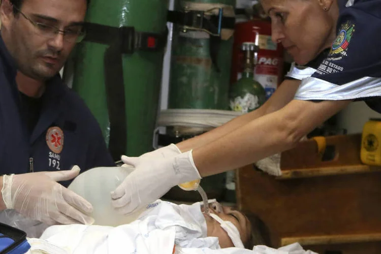 
	M&eacute;dicos em atendimento &agrave;s v&iacute;timas do inc&ecirc;ndio da boate Kiss: a ideia de aumentar o n&uacute;mero de leitos &eacute; garantir que n&atilde;o falte vagas para as v&iacute;timas da trag&eacute;dia.
 (REUTERS/Edison Vara)