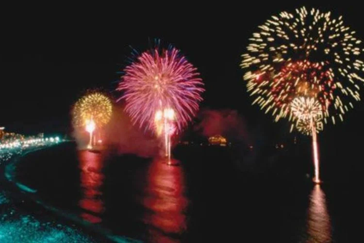 
	Reveillon em Copacabana: segundo a Riotur, &oacute;rg&atilde;o respons&aacute;vel pela organiza&ccedil;&atilde;o de eventos da prefeitura do Rio, com os festejos de r&eacute;veillon, s&atilde;o esperadas 752 mil visitantes
