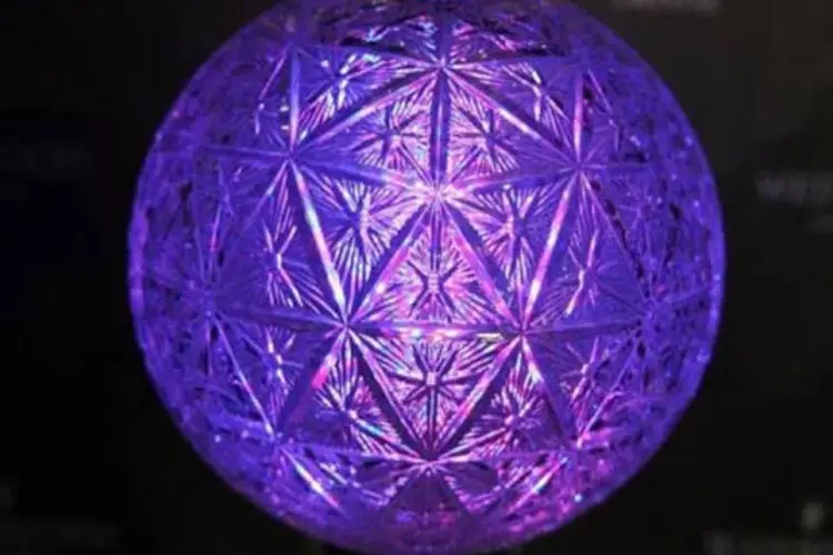 A imensa esfera de vidro, iluminada com 32.000 pequenas luzes, cai um minuto antes da meia-noite (AFP/Getty Images / Jason Kempin)
