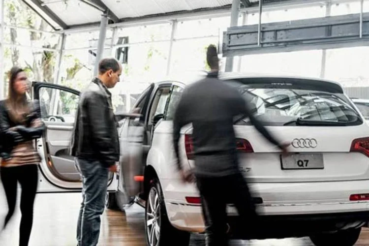 Consumidores em revenda de carros: crédito mais rigoroso para reduzir o risco de calote (Daniela Toviansky/EXAME.com)