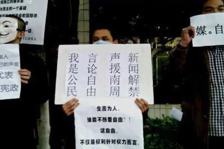 Protesto a favor de revista chinesa alvo de censura: a mobilização em prol da revista ganhou força e saiu das redações dos meios de comunicação chineses e se expandiu pela internet. (©afp.com / AFP)