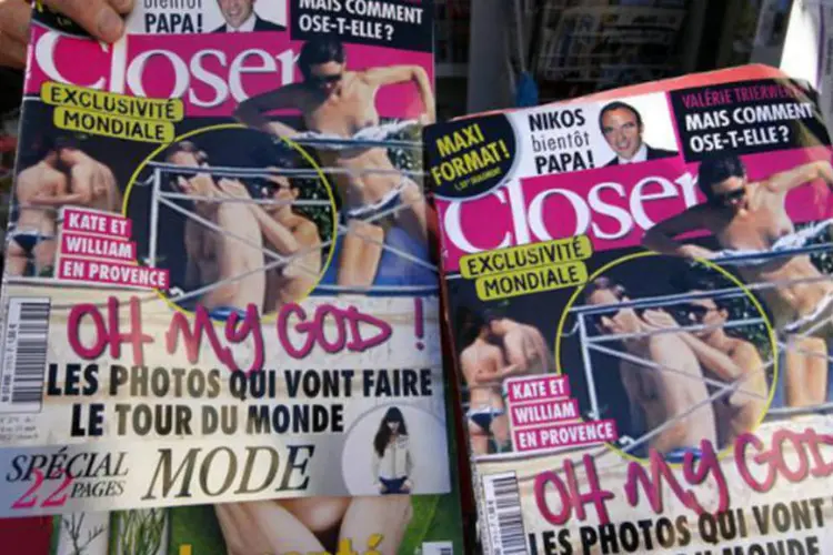 
	Revista francesa Closer mostrando fotos de topless de Kate Middleton: na Fran&ccedil;a, corre ainda uma investiga&ccedil;&atilde;o criminal para identificar o autor das fotos.
 (Eric Gaillard / Reuters)