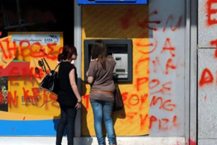 Banco grego que amanheceu pichado com os dizeres "fora, FMI!" (.)