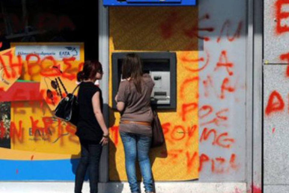 Grécia empreende plano de ajuste em meio a revolta social