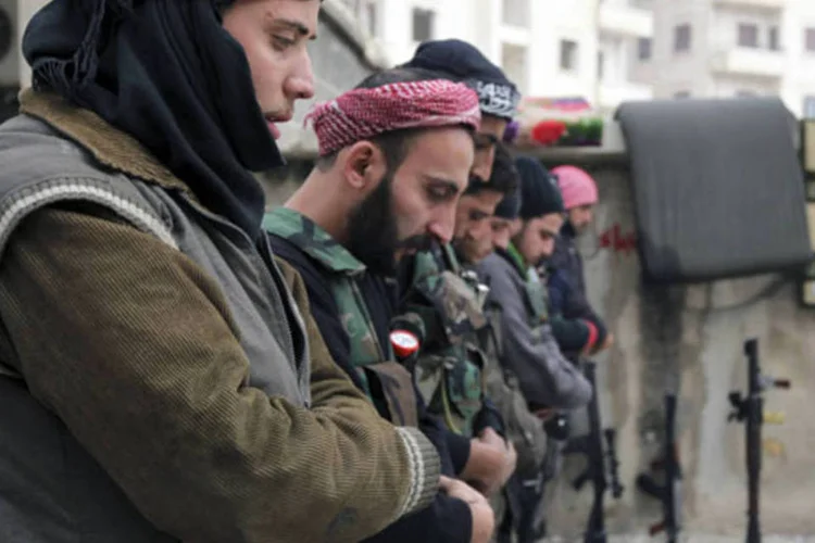 
	Membros do ex&eacute;rcito livre da S&iacute;ria:&nbsp;os rebeldes na S&iacute;ria s&atilde;o predominantemente sunitas, enquanto o cl&atilde; de Assad &eacute; alau&iacute;ta, um ramo do xiismo.
 (Muzaffar Salman/Reuters)
