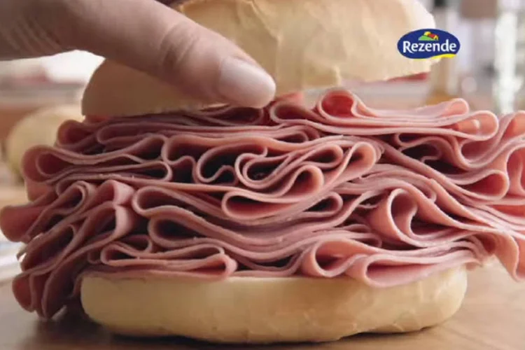 
	Lanche com mortadela feita pela Rezende, da JBS: empresa tem melhor semana na Bolsa
 (Reprodução/YouTube/AgenciaMood)