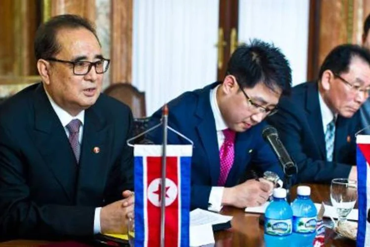 O chanceler Ri Su-Yong (e) participa de uma reunião na chancelaria de Cuba (AFP)