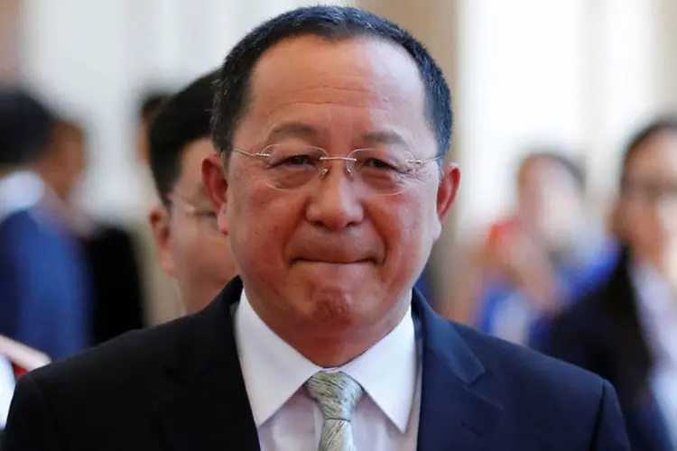 
	Ri Yong-ho: Ministro disse que negar a posi&ccedil;&atilde;o estrat&eacute;gica da Coreia em testes nucleares &eacute; &quot;t&atilde;o insensato como tentar ofuscar o sol com a palma da m&atilde;o&quot;
 (Jorge Silva/Reuters)