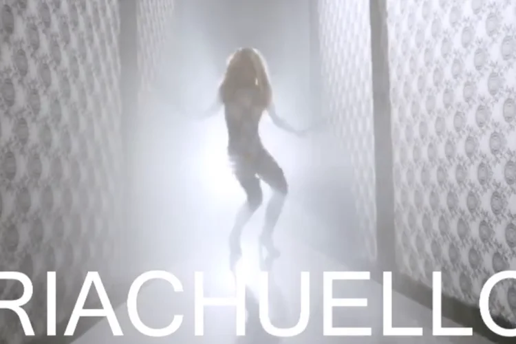Comercial: em um compilado de cenas do clipe, foi inserido o preço das roupas, além de uma narração real de um comercial da Riachuelo (Reprodução)