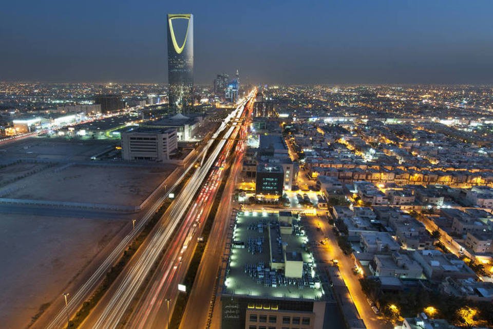 Arábia Saudita sobe tarifas para compensar queda do petróleo