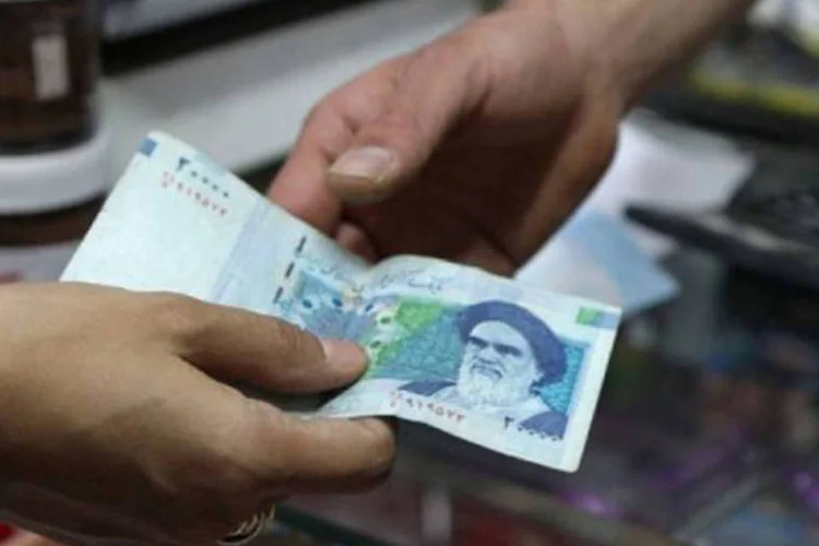 Nota de rial iraniano: a polícia atuou nesta quarta-feira no centro de Teerã e prendeu revendedores ilegais de dólares, após a forte desvalorização da moeda do Irã, o rial
 (Atta Kenare/AFP)