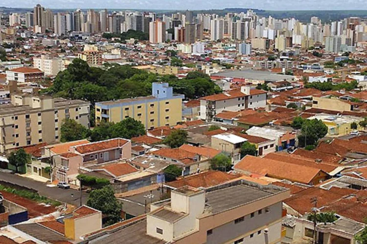 
	Ribeir&atilde;o Preto: empres&aacute;rio que teria atropelado e matado manifestante atua no ramo de revenda de ve&iacute;culos e tamb&eacute;m teria uma academia de artes marciais onde seria professor
 (Wikipedia)