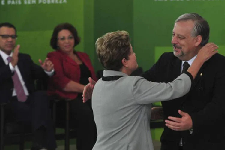 Presidente Dilma Rousseff da posse ao novo ministro Ricardo Berzoini, da Secretaria de Relações Institucionais (Antonio Cruz/Agência Brasil)