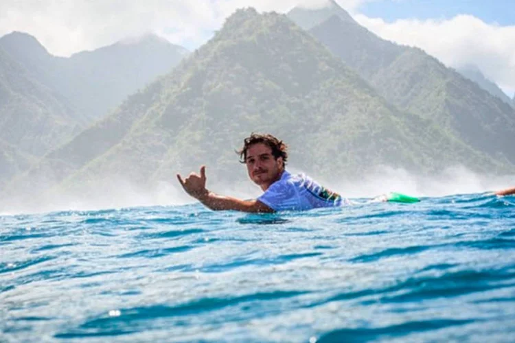 
	Ricardo dos Santos: surfista morreu na ter&ccedil;a-feira ao n&atilde;o resistir aos ferimentos provocados por tr&ecirc;s tiros que levou na &uacute;ltima segunda
 (Divulgação/Facebook/Ricardo dos Santos)