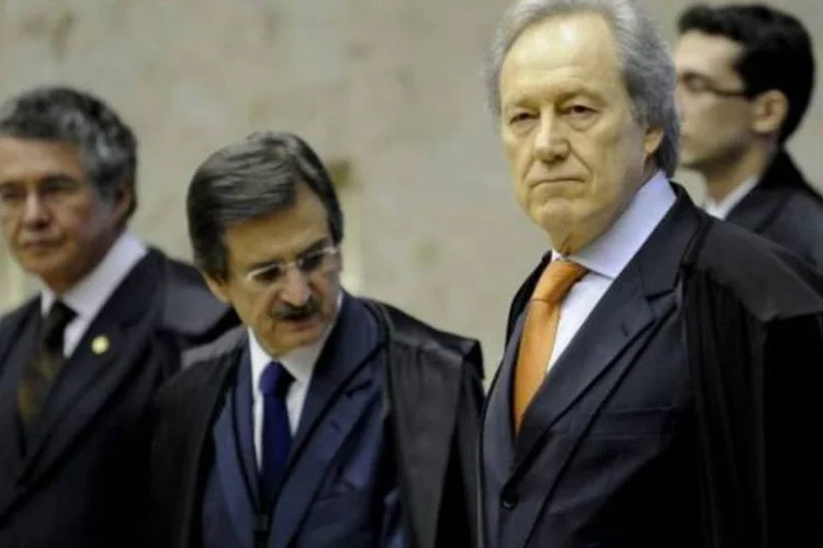 
	STF: os r&eacute;us teriam recebido dinheiro por meio da empresa Guaranhuns ou do Banco Rural, com o interm&eacute;dio de Lamas
 (Fabio Rodrigues Pozzebom/Agência Brasil)