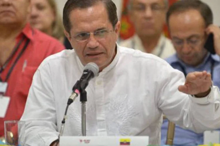 
	O chanceler do Equador, Ricardo Pati&ntilde;o, discursa em Guayaquil: localiza&ccedil;&atilde;o de Snowden &eacute; &quot;uma informa&ccedil;&atilde;o que n&atilde;o podemos fornecer neste momento&quot;, afirmou
 (Rodrigo Buendia/AFP)