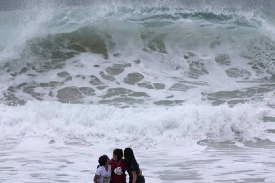 Chuva alaga parte do Rio, que tem alerta de ressaca para hoje