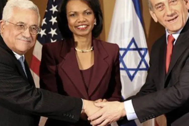 Condoleezza Rice, Mahmud Abbas (E) e Ehud Olmert (D) em reunião em Jerusalém em 2007
 (Awad Awad/AFP)