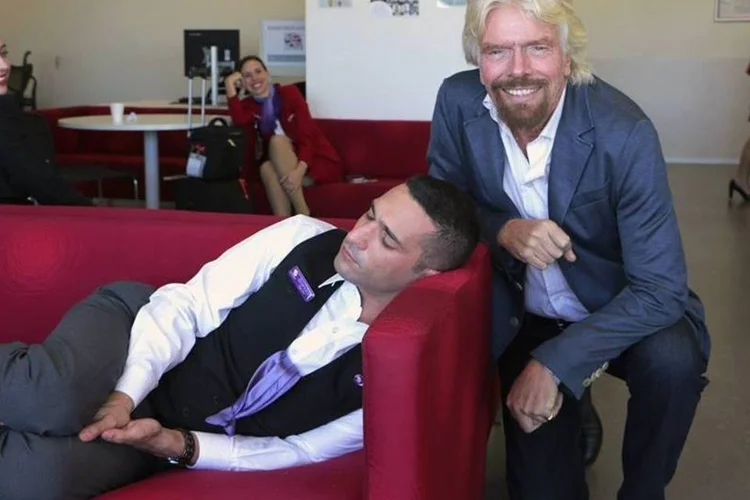
	Richard Branson faz foto com funcion&aacute;rio dormindo
 (Reprodução/Virgin Australia)