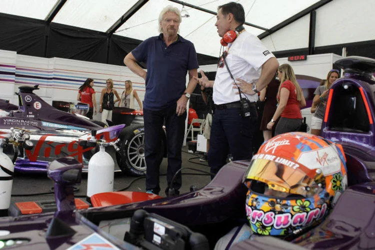 Richard Branson (E) fala com membro da equipe Virgin Racing Formula-E (Javier Galeano/Reuters)