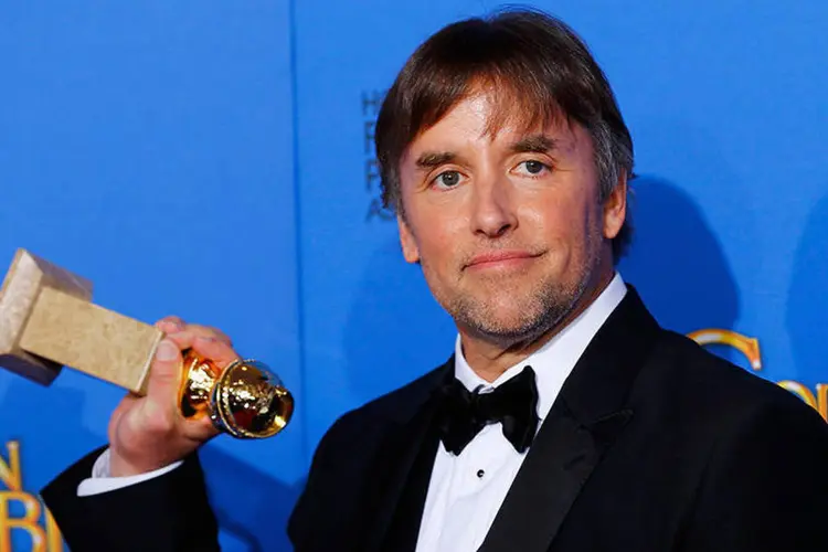 Richard Linklater posa para foto com seu prêmio de melhor diretor por "Boyhood" no 72° Globo de Ouro (REUTERS/Mike Blake)