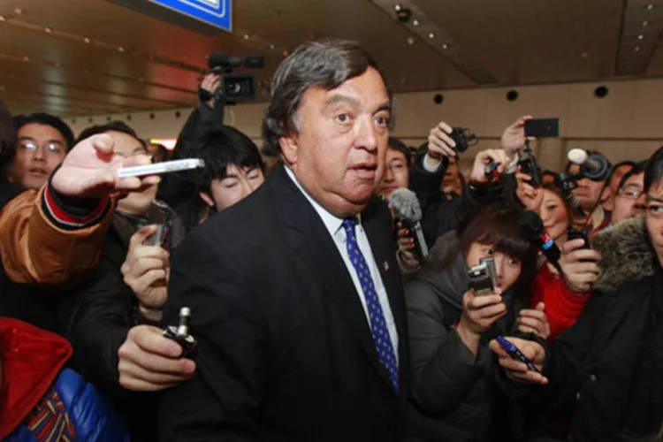 Ex-governador do Novo México Bill Richarson fala com a mídia durante breve coletiva de imprensa na sua chegada da Coreia do Norte (Petar Kujundzic/Reuters)