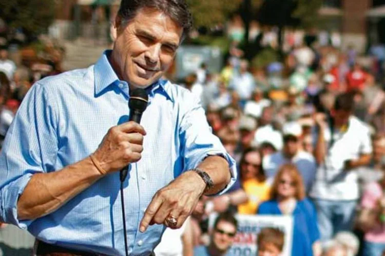 O governador Rick Perry em ação: para  seus críticos, ele é pior do que Bush; para os defensores, ele tem a chave para reerguer o país (Chip Somodevilla/AFP Photo)