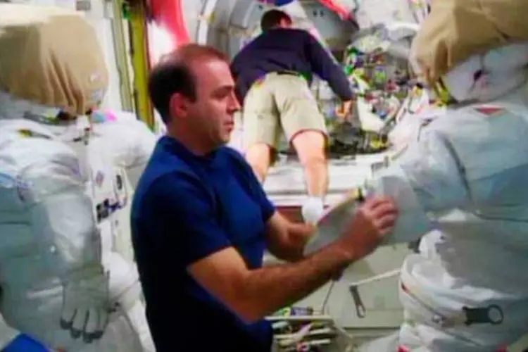Rick Mastracchio, astronauta, checa a sua roupa espacial durante a preparação da missão (Reuters)