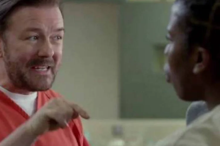 Ricky Gervais invade séries da Netflix: sotaque do humorista vira piada (Reprodução/YouTube/Netflix)