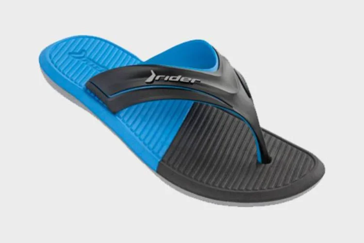 
	Chinelo Rider: O Rider Duo traz a proposta do color blocking, tend&ecirc;ncia que mistura diferentes cores em uma s&oacute; pe&ccedil;a ou look
 (Divulgação)