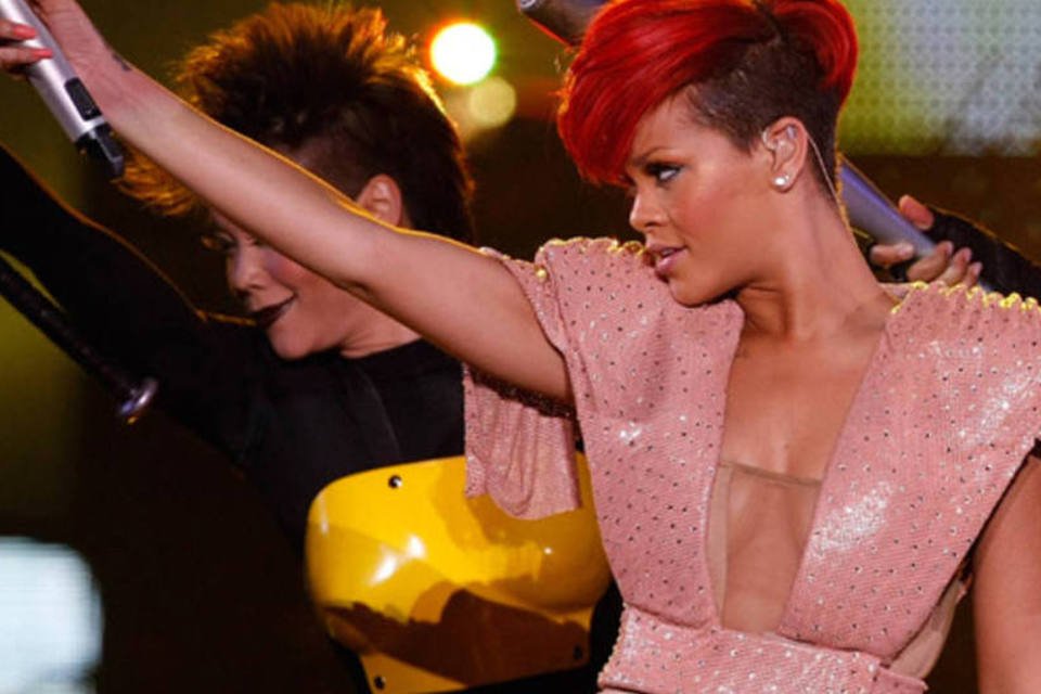 Rihanna abre turnê brasileira com hits e sensualidade