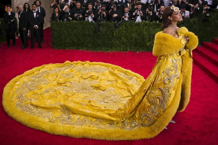 
	Rihanna: pe&ccedil;a de 25 quilos foi criada para ser dif&iacute;cil de vestir
 (REUTERS/Lucas Jackson)